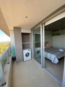 亞松森的住宿－Edificio 01 Mburucuya，一间卧室配有一张床和一台洗衣机