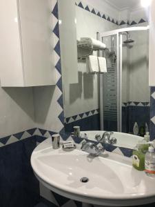 a bathroom with a white sink and a mirror at Simbiose in Carcavelos