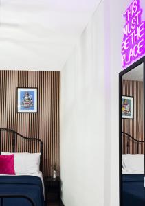 Schlafzimmer mit einem Bett und einem Spiegel in der Unterkunft Fifteen Apartment in Neapel
