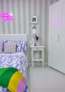 Ein Bett oder Betten in einem Zimmer der Unterkunft Fifteen Apartment