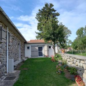 a house with a yard with a stone wall at Boufavent in Salettes