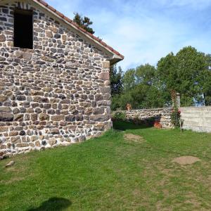 an old stone building with a grass yard at Boufavent in Salettes