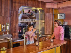 een man en een vrouw aan een bar bij CityHub Rotterdam in Rotterdam