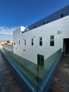 un grand bâtiment blanc avec un toit en verre dans l'établissement Casa Picacho by Cobo´s, à Aguascalientes