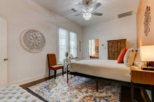 ein Schlafzimmer mit einem Bett, einem Tisch und einem Stuhl in der Unterkunft Tangerine Bungalow Downtown Hot Springs in Hot Springs