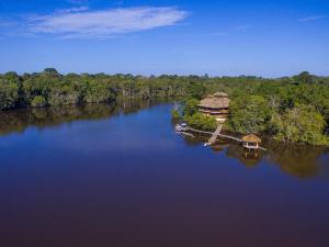 une île au milieu d'un lac avec une maison dans l'établissement La Selva Eco-Lodge & Retreat, à Providencia
