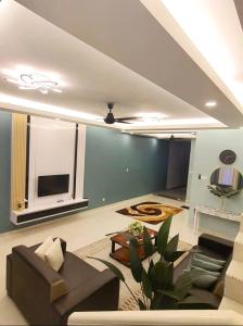 マサイにあるHomestay Layangのリビングルーム(ソファ、テレビ付)