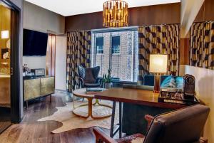 TV a/nebo společenská místnost v ubytování Roxy Hotel New York + 37 fotografií