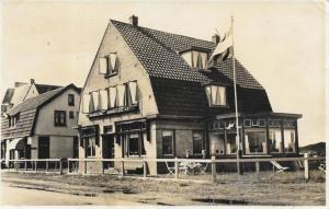een oude foto van een huis met een vlag bij Hotel Brinkzicht in De Koog