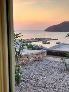 una ventana con vistas al océano en Amorgos Elegant Houses, 6 Villas, en Amorgós
