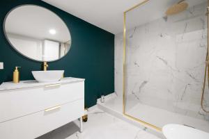 圖盧茲的住宿－Le Verdoyant - T2 moderne - proche Gare，浴室设有白色水槽和镜子