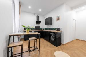 圖盧茲的住宿－Le Verdoyant - T2 moderne - proche Gare，客房内的厨房配有洗衣机