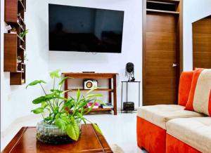 ein Wohnzimmer mit einem Sofa und einem Tisch in der Unterkunft Casa Linda in Puyo