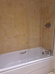 Ванна кімната в Spacious 1bed Apt in Leeds City Centre