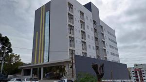 a tall building with cars parked in front of it at HOTEL MAESTRO EXECUTIVE PATO BRANCO in Pato Branco
