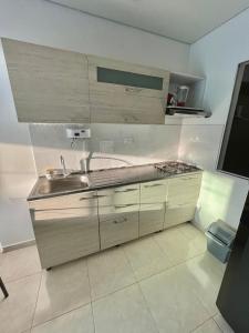 uma cozinha com um lavatório e um fogão em Apartamento 202 Entero em Montería