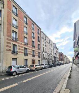 a street with cars parked on the side of a building at Bel appartement F3 46m2 à 5' de Paris in Ivry-sur-Seine