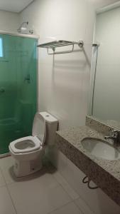 HOTEL MAESTRO EXECUTIVE PATO BRANCO في باتو برانكو: حمام مع مرحاض ودش ومغسلة