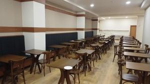une rangée de tables et de chaises dans une pièce dans l'établissement HOTEL MAESTRO EXECUTIVE PATO BRANCO, à Pato Branco