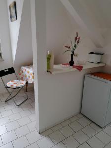 una cocina con una encimera y un estante con flores. en Apartment Bonnie, en Pirmasens