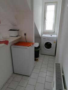 cocina pequeña con lavadora y ventana en Apartment Bonnie, en Pirmasens