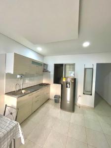 eine Küche mit einer Spüle und einem Kühlschrank in der Unterkunft Apartamento 202 Entero in Montería