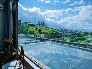 - une vue depuis le balcon d'une maison avec piscine dans l'établissement Dali Yard, à Dali