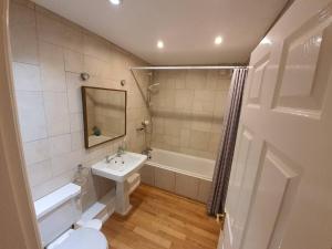 ein Badezimmer mit Waschbecken, Badewanne und Toilette in der Unterkunft Unique 3 b'room house + free parking /city centre in Nottingham + 17 Fotos