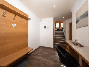 un pasillo de una casa con una escalera con un corazón en la pared en Falwesuna Apartments, en Neustift im Stubaital