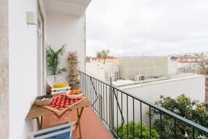 un balcone con tavolo e cesto di frutta. di Principe Real beautiful View 3 bedrooms flat! a Lisbona