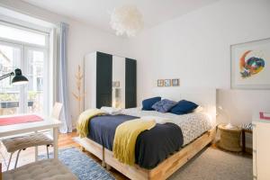 En eller flere senge i et værelse på Principe Real beautiful View 3 bedrooms flat!