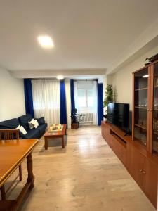 een woonkamer met een bank en een tv bij Casa A Guarda in A Guarda