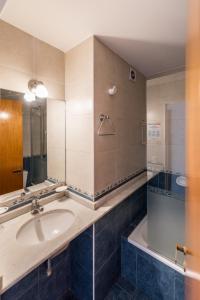 y baño con lavabo y espejo. en cómodo departamento para 6 personas en Córdoba