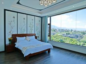 - une chambre avec un lit et de grandes fenêtres dans l'établissement Dali Yard, à Dali
