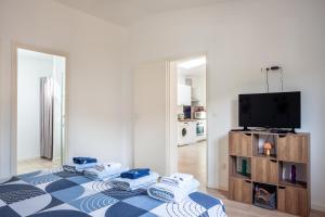 ein Wohnzimmer mit einem TV und einem Bett in der Unterkunft Villa Tania in Allauch