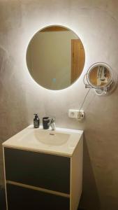 La salle de bains est pourvue d'un lavabo et d'un miroir. dans l'établissement Sonnenuntergang, à Traunstein
