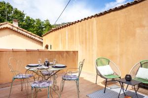 eine Terrasse mit einem Tisch und Stühlen auf einer Terrasse in der Unterkunft Villa Tania in Allauch