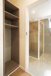 - un dressing avec des portes en verre dans la salle de bains dans l'établissement Hampton Collection - 2 Sleeper Studio Apartment with Pool, à Durban