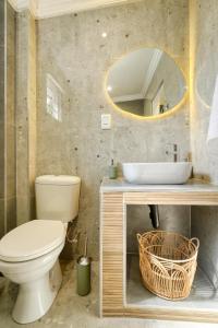 La salle de bains est pourvue de toilettes, d'un lavabo et d'un miroir. dans l'établissement Hampton Collection - 2 Sleeper Studio Apartment with Pool, à Durban