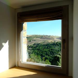 - une fenêtre dans une chambre avec vue dans l'établissement RESIDENZA BALIOS, à Vaglio di Basilicata
