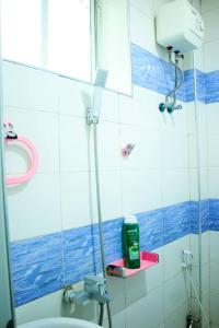 y baño con lavabo y espejo. en Sojah Apartment, en Dar es Salaam