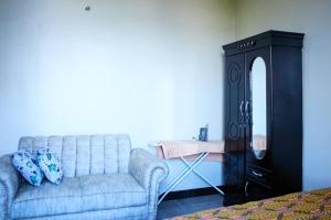 sala de estar con sofá y mesa en Sojah Apartment, en Dar es Salaam