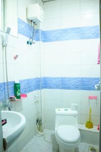 łazienka z toaletą i umywalką w obiekcie Sojah Apartment w mieście Dar es Salaam
