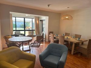 Porto Foz Beach في بورتو: غرفة معيشة مع طاولة وكراسي