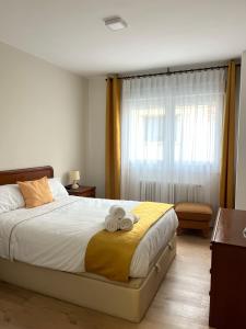 una camera da letto con un letto con due asciugamani sopra di Casa A Guarda ad A Guarda Altre 27 foto