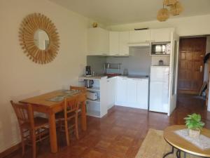 eine Küche und ein Esszimmer mit einem Tisch und Stühlen in der Unterkunft Studio week-end mer in Saint-Cyr-sur-Mer