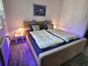 Postel nebo postele na pokoji v ubytování Apartments am Saalebogen mit Gartenterrasse, Grillkamin und freie Parkplätze