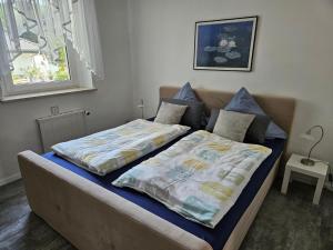 Postel nebo postele na pokoji v ubytování Apartments am Saalebogen mit Gartenterrasse, Grillkamin und freie Parkplätze