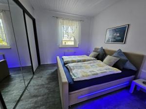 Postel nebo postele na pokoji v ubytování Apartments am Saalebogen mit Gartenterrasse, Grillkamin und freie Parkplätze