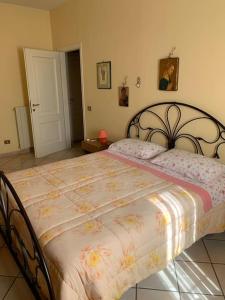 1 dormitorio con 1 cama grande con colcha de flores en Casa Capoleto, en Torre le Nocelle